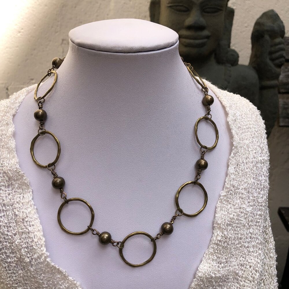 Hammered circle rings choker in antique bronze